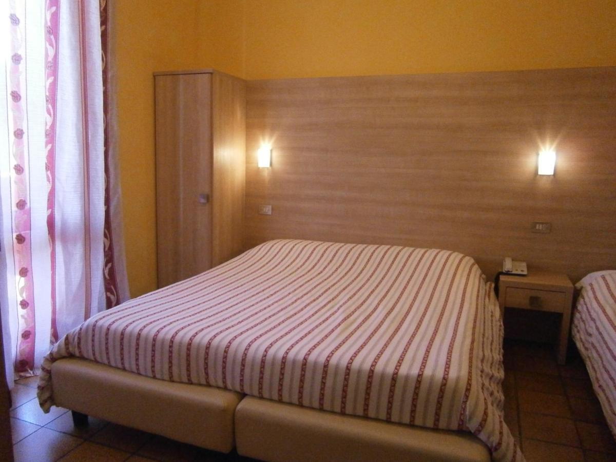 Hotel Chiara Sirmione Kamer foto